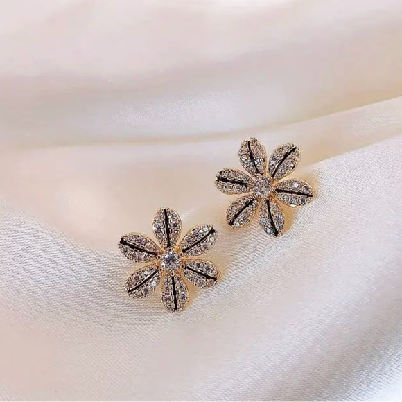 NWOT - Sparkling Petal Flower Stud Earrings - Picture 7 of 8